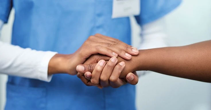 ما هو التمريض المنزلي؟ دليل الأسرة لاختيار الرعاية