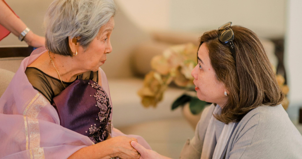 رعاية كبار السن في المنزل: دليل الأسرة لاختيار الرعاية المناسبة