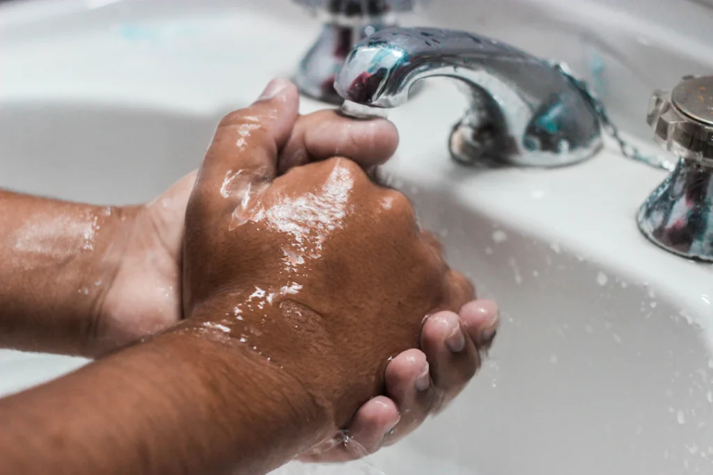 غسل اليدين بالماء والصابون عند الحوض